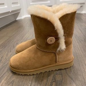 UGG Bailey Button Chestnut (Girls Size 2)